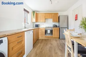 Comfortable 4 Bed Modern Townhouse with Parking - Image 5