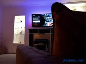 Springfield Apartment - Train to Glasgow or Edinburgh - Private Parking & Wifi - Image 4