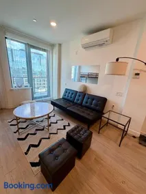 CONVENIENT SPACIOUS BRIGHT NEW MODERN PENTHOUSE 3BR2BA BALCONY APt - Image 4