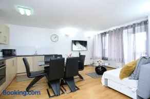 Gorgeous 2 bedroom 2 bathroom Woolwich - Image 2