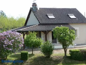 Maison spacieuse avec cheminée et grand jardin à Thiviers - Image 1