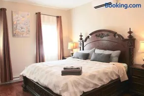 South Philly 3BR Townhome with Private Patio - Image 1