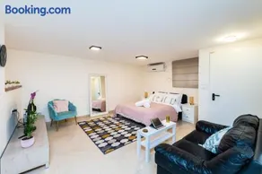 Cosy & Calm Central Getaway Modern Guest Suite by Midrachov 1 Queen Bed - Image 1