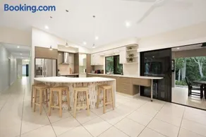 Spacious Family Retreat with Pool - Image 3