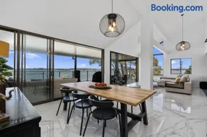 Bribie Island Waterfront Luxury Apartment - Image 2