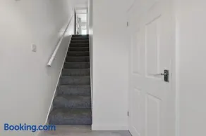 Cozy 3-Bed House Basildon - Image 2