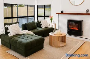 3BR Family Home Near Hobart CBD Free Parking & Fast WiFi - Image 1