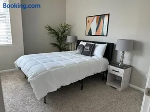 Trendy, upscale apartment! - Image 4