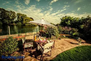 Serene spacious room (double) in gorgeous bungalow on river near Thorpe park and Holloway University Egham - Image 3
