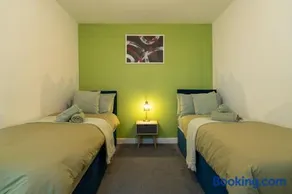 Cozy Urban 2BR with courtyard - Image 5