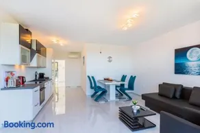Seaside Spa & Villa - Image 4