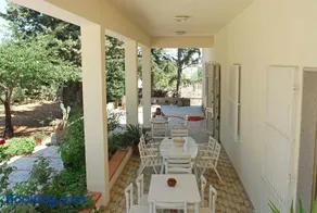 Villa with pool and tennis court - Image 4
