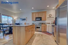 Comfortable Family Home with Private Hot Tub - Community Pool & Gym - Image 3