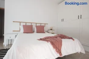 Comfortable Centric Apartment Steps from the Beach - Image 2