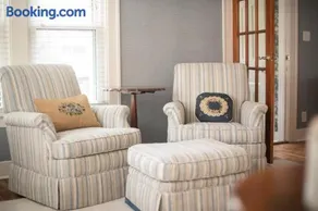 Charming Bungalow Near South Beach & Kid's Corner Park - Image 3