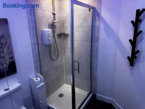 Modern 3-Bedroom Home with Cozy Cinema-Style Living Space - Image 3
