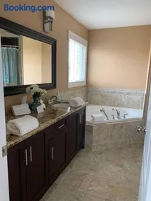 Huge Family home sleeps 14 with 5 parking spots - Image 3