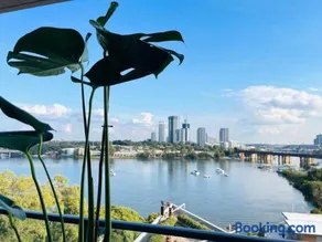 Stunning waterfront 3 bedroom condo with Pool, BBQ - Image 1