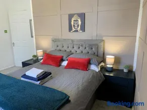 Springfield Apartment - Train to Glasgow or Edinburgh - Private Parking & Wifi - Image 5