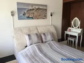 Appartement de vacances entièrement équipé avec internet haut débit | Vue ville | À côté de la plage - Image 4
