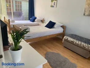 Bluebelle- Private room in family home- sleeps up to 5 - Image 1