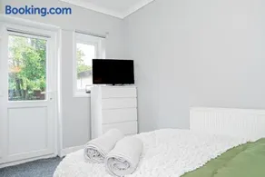 Shirley House 4, Guest House, Fully Equipped Kitchen with Fridge, Washer, Dryer, Self Catering, Self Check in, Great for Contractors, 5 min to BAT, 20 min to Fawley Refinery, close to Southampton Central, Ideal for Longer Stays - Image 5