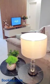 Apartamento CONFORTO CLIMATIZADO prox do SHOPPING NAÇÕES prox ABBA Church - cozinha completa - Ar condicionado - WiFi - Smart Tv 32' - Youtube e Apps - estacionamento privado - Portaria 24h - Acomoda até 8 pessoas - Anfitriã SuperHost no BNB 5 Estrelas - Image 2