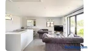Luxury 2 bed home - Image 3