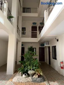 Rustic Crown Hotel - Image 4