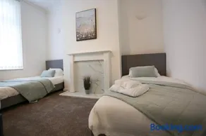 Spacious 4BR End-Terrace - Family Friendly - Image 3