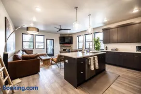 3-Bed with Free Shuttle, Free Ski Waxes + Hot Tub + Grill - Image 2