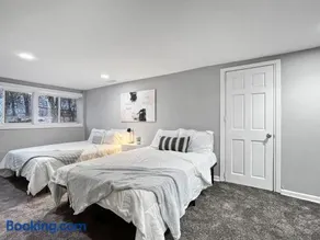 Roomy 4BR by Drake Sleeps 13 HUGE yard - Image 2