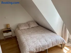 Appartement 2 chambres entièrement rénové avec parking au calme tout en étant à deux pas des commerces et restaurants - Image 4