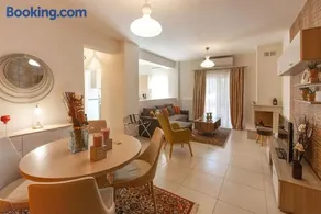 V Luxury Apartment 4 - Image 1