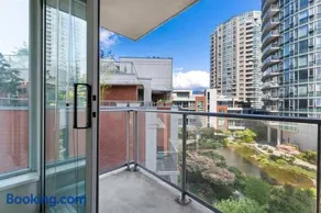Beautiful 1 BR in the Heart of Downtown: Parking, Pool & Gym - Image 3
