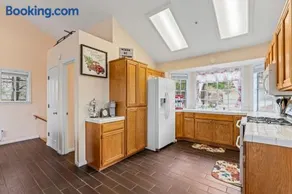 Casa de Yukon & Black stone Grill, 3 Level Home - Image 2
