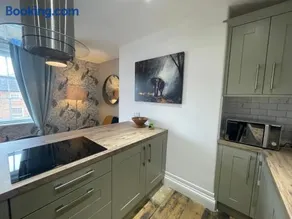Cozy & unique two bedroom apt in the heart of town - Image 2