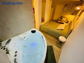 Suite Émeraude - Romance avec Spa Privé - 402 - Image 1