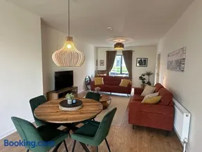 House Sleeps 6 with Parking - Image 3