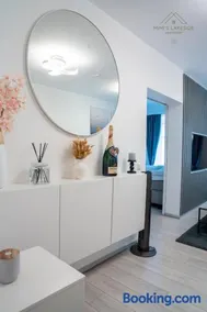 MIMIs Lakeside Apartment - NEWLY RENOVATED - Image 4