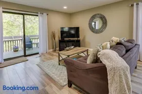 Bella Vista Townhome w/ Deck Near Back 40 Trails! - Image 4