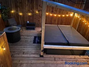 Jeans Place A Hot tub Oasis - Image 3