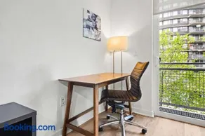 Modern Stamford Stay Near Dining & Train - Image 4