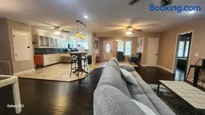 Spacious Downtown 4 Bedroom - Image 4