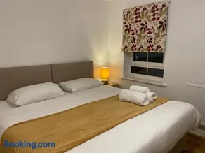 Spacious 2 Bed House for Corporate and Family Stays - Image 2
