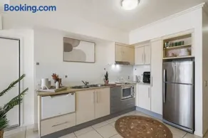 Luxurious City Centre Apartment, Space and Style - Image 3