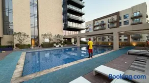 Sea-View 1BR in Saadiyat - Pool - GYM - Free Parking - Image 1