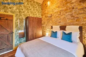 Host & Stay - Kingbridge Forge - Image 3