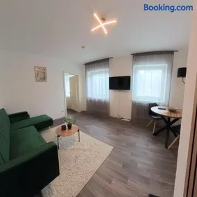 2-Zimmer Wohnung - 600 Meter zur S-Bahn - 18 Min zum München Hbf - Parkplatz & WLAN - Image 1
