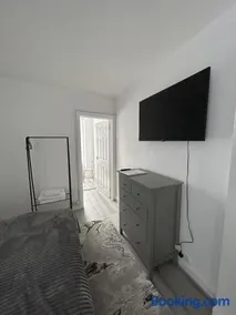 Large Studio Flat Near Beach Cleethorpes - Image 4